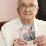 Antoni Żal ze zdjęciem Samuela Ledermana / Archiwum / rodziny Żalów