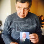 Szymon Żal, syn Antoniego, ze zdjęciem ojca / Archiwum / rodziny Żalów