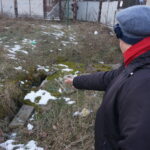 Teresa Baćkowska, tu stał dom Stanisława Furmanka. W tym miejscu jest wejście do piwnicy, w której rodzina mieszkała po spaleniu Daleszyc / Marlena Płaska / Radio Kielce