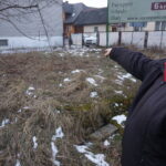 Teresa Baćkowska, tu stał dom Stanisława Furmanka. W tym miejscu jest wejście do piwnicy, w której rodzina mieszkała po spaleniu Daleszyc / Marlena Płaska / Radio Kielce