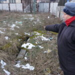 Teresa Baćkowska, tu stał dom Stanisława Furmanka. W tym miejscu jest wejście do piwnicy, w której rodzina mieszkała po spaleniu Daleszyc / Marlena Płaska / Radio Kielce