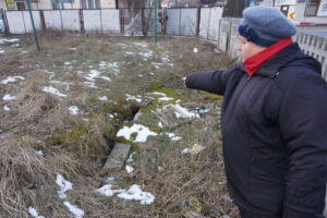 Teresa Baćkowska, tu stał dom Stanisława Furmanka. W tym miejscu jest wejście do piwnicy, w której rodzina mieszkała po spaleniu Daleszyc / Marlena Płaska / Radio Kielce