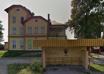Stacja kolejowa w Wolicy k. Chęcin / Google Street View