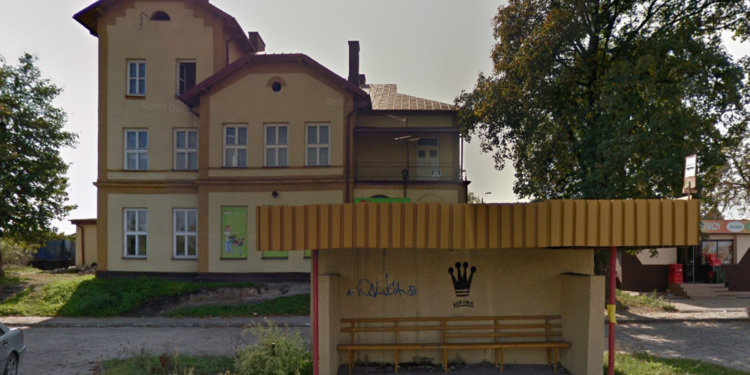 Stacja kolejowa w Wolicy k. Chęcin / Google Street View