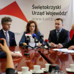 Świętokrzyski Urząd Wojewódzki. Konferencja dotycząca programu ograniczania przestępczości i aspołecznych zachowań „Razem bezpieczniej”. Na zdjęciu: insp. Dariusz Augustyniak - Komendant Wojewódzki Policji, Krzysztof Słoń - senator PiS, Agata Wojtyszek - wojewoda świętokrzyski, Michał Cieślak - poseł Porozumienia, bryg. Tomasz Bajerczak - zastępca Komendanta Wojewódzkiego Państwowej Straży Pożarnej / Świętokrzyski Urząd Wojewódzki