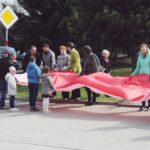 Skalbmierz. Mieszkańcy pozują do zdjęcia z prawie 30-metrową flagą / Karolina Kula