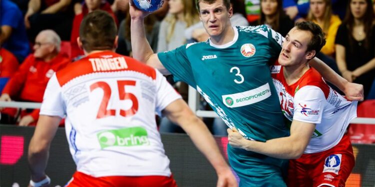 Uladzislau Kulesh (z piłką) / Anze Malovrh / cro2018.ehf-euro.com