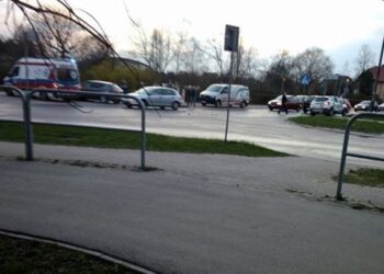 Zderzenie 3 samochodów na skrzyżowaniu ulic: Husarskiej, Marmurowej i al. Legionów / słuchacz