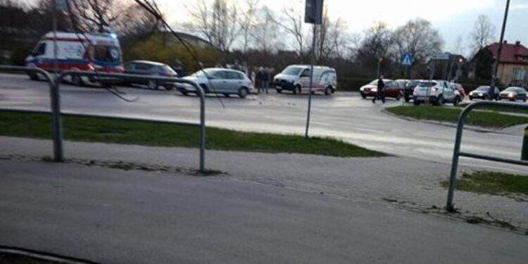 Zderzenie 3 samochodów na skrzyżowaniu ulic: Husarskiej, Marmurowej i al. Legionów / słuchacz