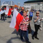 Ludzie zbierają się na Placu Piłsudskiego, gdzie odbędą się uroczystości związane z 8. rocznicą katastrofy smoleńskiej / Jarosław Kubalski / Radio Kielce