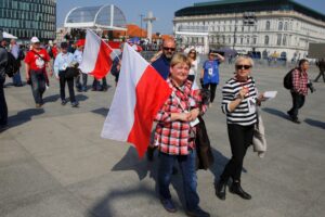 Ludzie zbierają się na Placu Piłsudskiego, gdzie odbędą się uroczystości związane z 8. rocznicą katastrofy smoleńskiej / Jarosław Kubalski / Radio Kielce