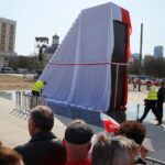 Ludzie zbierają się na Placu Piłsudskiego, gdzie odbędą się uroczystości związane z 8. rocznicą katastrofy smoleńskiej / Jarosław Kubalski / Radio Kielce