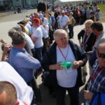 Ludzie zbierają się na Placu Piłsudskiego, gdzie odbędą się uroczystości związane z 8. rocznicą katastrofy smoleńskiej / Jarosław Kubalski / Radio Kielce