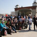 Ludzie zbierają się na Placu Piłsudskiego, gdzie odbędą się uroczystości związane z 8. rocznicą katastrofy smoleńskiej / Jarosław Kubalski / Radio Kielce