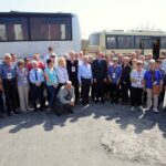 Ludzie zbierają się na Placu Piłsudskiego, gdzie odbędą się uroczystości związane z 8. rocznicą katastrofy smoleńskiej / Jarosław Kubalski / Radio Kielce