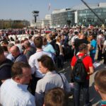 Ludzie zbierają się na Placu Piłsudskiego, gdzie odbędą się uroczystości związane z 8. rocznicą katastrofy smoleńskiej / Jarosław Kubalski / Radio Kielce