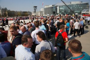 Ludzie zbierają się na Placu Piłsudskiego, gdzie odbędą się uroczystości związane z 8. rocznicą katastrofy smoleńskiej / Jarosław Kubalski / Radio Kielce