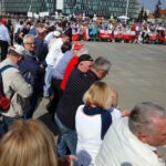 Ludzie zbierają się na Placu Piłsudskiego, gdzie odbędą się uroczystości związane z 8. rocznicą katastrofy smoleńskiej / Jarosław Kubalski / Radio Kielce