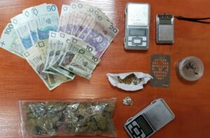 Świętokrzyska policja zatrzymała 2 mieszkańców powiatu kieleckiego, u których znaleziono znaczne ilości narkotyków / świętokrzyska policja