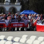 Ludzie zbierają się na Placu Piłsudskiego, gdzie odbędą się uroczystości związane z 8. rocznicą katastrofy smoleńskiej / Jarosław Kubalski / Radio Kielce