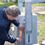 Indywidualny numer przejazdu kolejowo-drogowego oraz telefony alarmowe wypisane na żółtych naklejkach mają zwiększyć poziom bezpieczeństwa kierowców i pasażerów pociągów na skrzyżowaniach torów i dróg / PKP PLK