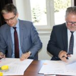 Podpisanie umowy na rozbudowę i modernizację oczyszczalni ścieków w Kamionkach. Od lewej: marszałek województwa Adam Jarubas i wójt Łącznej Romuald Kowaliński / Urząd Gminy w Łącznej