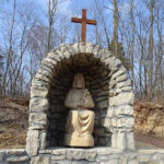 Zmodernizowany teren wokół źródełka św. Andrzeja Świerada / Kamil Włosowicz / Radio Kielce