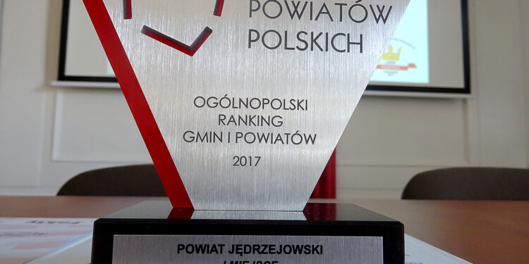 Powiat jędrzejowski zdobył I miejsce w Ogólnopolskim Rankingu Gmin i Powiatów za 2017 rok w kategorii powiatów od 60 do 120 tys. mieszkańców / Ewa Pociejowska-Gawęda / Radio Kielce