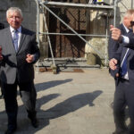 Minister Kultury i Dziedzictwa Narodowego Piotr Gliński spotkał się z mieszkańcami Wiślicy / Kamil Włosowicz / Radio Kielce