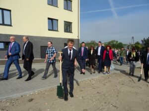 Sędziszów. Sadzenie 100 drzew na 100-lecie niepodległości / Ewa Pociejowska - Gawęda / Radio Kielce