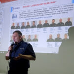 Debata społeczna seniorów i jędrzejowskich policjantów. Na zdjęciu: po komendanta powiatowego policji w Jędrzejowie - podinsp. Tomasz Sołtysik / Ewa Pociejowska-Gawęda / Radio Kielce