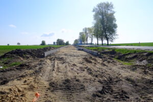 Budowa ścieżki pieszo-rowerowej wzdłuż drogi krajowej nr 78 / Ewa Pociejowska-Gawęda / Radio Kielce