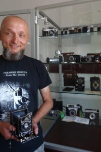 Wystawa aparatów fotograficznych Piotra Walerona w Jędrzejowie / Ewa Pociejowska-Gawęda / Radio Kielce