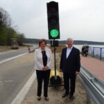 Zalew w Krynkach. Trasa  Krynki – Brody. Od lewej: Danuta Krępa, starosta starachowicki oraz Krzysztof Lipiec, poseł PiS / Tomasz Piwko / Radio Kielce