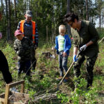 W ramach akcji „Lasy pełne energii” pracownicy PGE Obrót ze Skarżyska-Kamiennej sadzili dębowy las na terenie nadleśnictwa Suchedniów / Tomasz Piwko / Radio Kielce