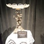 Kielce. Wystawa zabytkowe patery w Galerii „Kostiumeria” Kieleckiego Centrum Kultury. Patera Figuralna / Bartłomiej Zapała / Radio Kielce