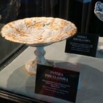 Kielce. Wystawa zabytkowe patery w Galerii „Kostiumeria” Kieleckiego Centrum Kultury. Patera porcelanowa / Bartłomiej Zapała / Radio Kielce