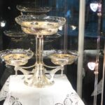 Kielce. Wystawa zabytkowe patery w Galerii „Kostiumeria” Kieleckiego Centrum Kultury. Patera dwupoziomowa / Bartłomiej Zapała / Radio Kielce