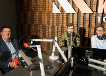 Pokolenie M. Od lewej: prof. Janusz Detka oraz prowadzący audycję Michał Kita i Mateusz Kaczmarczyk / Kamil Król / Radio Kielce