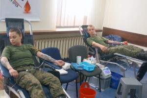 Żołnierze z Bukówki rozpoczęli akcję "Sto litrów krwi na stulecie odzyskania niepodległości" / Marcin Różyc / Radio Kielce