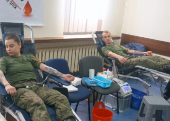 Żołnierze z Bukówki rozpoczęli akcję "Sto litrów krwi na stulecie odzyskania niepodległości" / Marcin Różyc / Radio Kielce