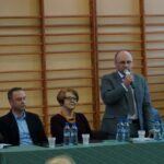 Suchedniów. Spotkanie ws. budowy przejścia i tunelu dla pojazdów. Na zdjęciu: Lidia Pikulska – radna Suchedniowa, Krzysztof Ślęzak - radny Suchedniowa, Maria Zuba – posłanka PiS, Cezary Błach - burmistrz Suchedniowa, Dariusz Miernik - zastępca burmistrza, Jerzy Żmijewski – starosta skarżyski / Michał Kita / Radio Kielce