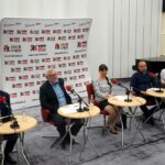 Studio Polityczne. Na zdjęciu: Marek Kwitek - poseł PiS, Lucjan Pietrzczyk - PO, Magdalena Fogiel-Litwinek - Kukiz'15, Paweł Garbuzik - PSL, Kamila Wojda - Nowoczesna / Karol Żak / Radio Kielce