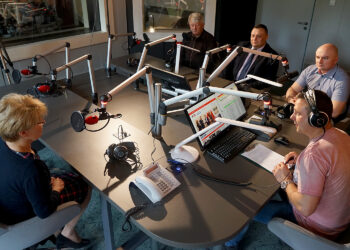 Audycja Punkty Widzenia. Na zdjęciu: Dorota Koczwańska-Kalita - naczelnik kieleckiej delegatury IPN, Robert Szumielewicz - Radio Kielce, Rafał Nowak - dyrektor Wzgórza Zamkowego w Kielcach, Zbigniew Kowalski - nauczyciel historii w I LO im. Stefana Żeromskiego w Kielcach, Mariusz Kowalski - Kielecki Ochotniczy Szwadron Kawalerii / Robert Felczak / Radio Kielce