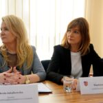 Kielce. Przekazanie do 28 szkół robotów służących do nauki programowania. Beata Jakubowska - dyrektor Zespołu Szkół Ponadgimnazjalnych nr 1 w Końskich i Beata Gdowska - dyrektor Zespołu Szkół nr 1 w Opatowie / Marcin Różyc / Radio Kielce