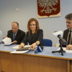 Rozdanie promes na remont dróg. Agata Wojtyszek, wojewoda świętokrzyski i senator PiS Krzysztof Słoń / Marcin Różyc / Radio Kielce