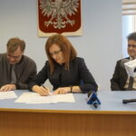 Rozdanie promes na remont dróg. Agata Wojtyszek, wojewoda świętokrzyski i senator PiS Krzysztof Słoń / Marcin Różyc / Radio Kielce