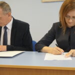 Rozdanie promes na remont dróg. Agata Wojtyszek, wojewoda świętokrzyski / Marcin Różyc / Radio Kielce