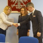 Rozdanie promes na remont dróg. Agata Wojtyszek, wojewoda świętokrzyski i senator PiS Krzysztof Słoń / Marcin Różyc / Radio Kielce