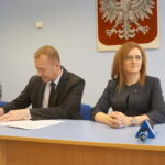 Rozdanie promes na remont dróg. Agata Wojtyszek, wojewoda świętokrzyski i Przemysław Łysak, wójt Górna / Marcin Różyc / Radio Kielce